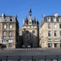 La porte Cailhau se dresse sur la place du Palais du côté du fleuve. C'était la principale entrée dans la ville, car la place du Palais bordait le Palais de l'Ombrière, résidence des ducs de Guyenne, puis siège du Parlement de Bordeaux à partir de 1462. E