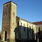 Labouheyre : église Saint-Jacques. De style roman, elle a été reconstruite à la fin du XVe siècle dans un style gothique. Le clocher-tour est l'une des portes constitutives des anciens remparts du bourg, aujourd'hui détruits. 