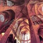 Le transept et les vitraux .  C’est la vitrerie la plus importante d'Europe après celle de Chartres, 1 200 m2 de surface, répartis sur 125 panneaux et 57 médaillons.