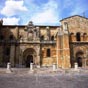 La basilique San Isodoro (Saint-Isidore) constitue un des ensembles architecturaux d'art roman les plus remarquables d'Espagne, par son histoire, son architecture, ses sculptures, ses objets saints qui ont pu être conservés. Elle présente également la par