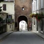 Lescar : On trouve à l'entrée ouest de la cité une porte monumentale nommée porte de l'Esquirette (XIIe siècle) inscrite aux monuments historiques. Il s'agit de l'une des portes permettant d'entrer dans la cité, elle renfermait une cloche (esquireta en bé