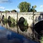 Limoges : Le  pont Saint-Martial est situé en contrebas de l'ancien forum gallo-romain - actuel hôtel de ville - dans le prolongement de l'ancien cardo maximus, axe principal nord-sud de la ville antique. Ce pont fut à l'origine construit par les Romains 