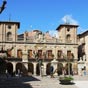 Viana : L’hôtel de ville de 1688, avec ses deux tours, est un exemple d'architecture civile. Les hôtels de style Renaissance ou Baroque abondent.