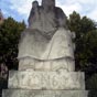 En 1095, le roi de Castille, Alphonse VI, qui s'est emparé de La Rioja, consolide sa conquête en accordant à Logroño un fuero (charte) garantissant la libre circulation sur le pont. C'est la prospérité économique assurée. Monument en son hommage.
