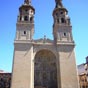 Logroño : Cathédrale Santa Maria de Redonda. Au cœur du vieux quartier, elle doit sans doute son nom à ce qu'elle remplaça un ancien temple rond (ou polygonal) semblable à ceux d'Eunate et de Torres del Río. Bâtie au XVe et XVIIIe siècles, elle a été élev