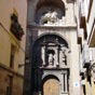 L'église de Santiago el Real est connue pour sa célèbre représentation baroque de Santiago Matamoros au dessus-du potail d'entrée.