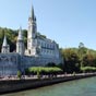 Nous arrivons à Lourdes :  Basiliques Notre-Dame-du-Rosaire et de l'Immaculée Conception, et gave de Pau. Cette basilique  est la seconde en date des trois basiliques de Lourdes, plus important centre de pèlerinage des Hautes-Pyrénées et de France, depuis