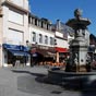 Lourdes : Place du Marcadal et sa fontaine monumentale.