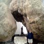 Trois roches en équilibre formant un dolmen naturel, surplombent un autel du XVIe siècle, dédié à saint Michel. L'église date du XVIIIe siècle mais ce site a été utilisé dès la préhistoire comme un lieu de dévotion.  La tradition dit que le passage sous c