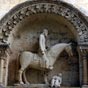 Le cavalier en haut-relief, dans une niche, symboliserait la victoire de Constantin Ier sur les païens, surmonte la représentation du combat des vices et des vertus, sur le rouleau externe de l'arc. L'actuelle sculpture date majoritairement d'une restitut