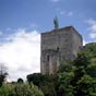 Le Donjon de Montbazon. En 992, le terrible comte d'Anjou, Foulques III Nerra fit édifier une première tour en bois reconstruite en pierre vers 1050. Le Donjon domine toujours le pays du haut de ses 28 m. Au sommet de ce dernier, l'abbé Chauvin fit mettre