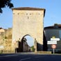 La tour porte est un élément bien conservé des anciennes fortifications entourant la ville. 