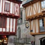 Place Henri IV. Les plus anciennes de ces maisons à colombage datent du XVe siècle. Les plus remarquables, du fait des couleurs employées, des décors et des encorbellements, datent du XVIe siècle.