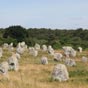 Les alignements mégalithiques de Carnac auraient été érigés entre 4 000 et 2 000 ans av. J.-C., soit au Néolithique moyen ou final, mais on ignore toujours quel groupe culturel a construit ces alignements, et à quelle époque exacte.
