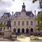 L'Hôtel de Ville, avec la statue du connétable de Richemont par Arthur Le Duc.
