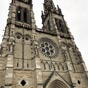 Façade de la cathédrale Notre-Dame. Sa nef et ses flèches néo-gothiques rayonnent avec le mélange du calcaire blanc prépondérant de Chauvigny et de quelques pierres noires de Volvic, de style gothique du XIIIe siècle.