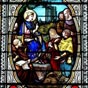 Saint-Louis-en-l'Isle: Vitrail de saint Louis en son église, rendant la justice (vitrail de Gustave Pierre Dagrant).