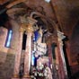 Église Notre-Dame-de-l'Assomption de Gruissan : Baldaquin à six colonnes en marbre rose de Caunes-Minervois.