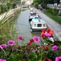 Le canal de la Robine:  ce canal  traverse la ville en suivant l'ancien lit de l'Aude. Il permet de rejoindre le fleuve Aude puis le canal du Midi, qui passe plus au nord de la ville via le canal de Jonction. Au sud, le canal rejoint la mer Méditerranée.