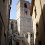 La basilique Saint-Paul, l'une des plus anciennes églises gothiques du Midi de la France, est construite sur les vestiges d'un ancien cimetière paléochrétien (IIIe – IVe siècle), autour du tombeau du premier évêque de la ville. Cet édifice a la particular