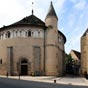 La basilique Saint-Etienne (Anciennement Collégiale Saint-Jacques-le-Majeur) de Neuvy-Saint-Sépulchre fut fondée vers l'an 1040 et construite à l'intérieur de l'enceinte du château fortifié où venait se réfugier la population en cas de danger et où vivait