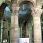 La basilique de Neuvy-Saint-Sépulchre: La rotonde qui comporte trois niveaux est entourée par onze colonnes sobres et massives. L'ensemble paraît audssi monumental que labyrinthique avec les douze absidioles situées au pourtour de la rotonde et les deux é