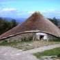Palloza (chaumière) sur le Mont Cebreiro. L'habitat traditionnel est composé de ces maisons en granit, de forme ovale ou ronde, couvertes de toits de chaume. Le renouveau du Chemin a conduit à des rénovations importantes.