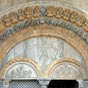 Le tympan de la cathédrale d'Oloron est original dans son iconographie et son style. Le thème principal de la descente de croix du Christ est très rare dans une église à cet emplacement. Cette représentation reprend le récit de la mort du Christ donné dan