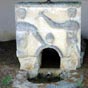 4,5 km, après notre départ d'Hagetmau, nous découvrons la fontaine romane de Béougos qui date du XIIe siècle. On distingue deux personnages sculptés très naïvement, qui sont censés représenter saint Pierre et un autre apôtre.
