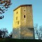 Orthez, Tour Moncade : La tour maîtresse ou donjon a une forme pentagonale comporte quatre étages. Les étages supérieurs étaient résidentiels. Un escalier à vis placé dans l'éperon de la tour permet de relier les deux derniers étages de la tour avec la pl