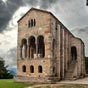 Située à 3 km d'Oviedo, sur la pente sud du Mont Naranco, l'église Santa María est de style préroman asturien. Cette chapelle appartenait à un palais, de petite taille, consacré le 23 juin 848, (on peut lire cette date, dans l'autel, à l'extérieur de l'ég