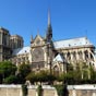 Cathédrale Notre-Dame de Paris. Sa construction commencée sous l'impulsion de l’évêque Maurice de Sully, s'étend sur plus de deux siècles, de 1163 au milieu du XIVe siècle. Le style n’est donc pas d’une uniformité totale : la cathédrale possède ainsi des 