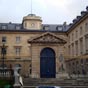 Collège de France : Sa fondation remonte à l’époque de François Ier, lorsqu’en 1530 son « maître de librairie », le grand traducteur d’œuvres antiques Guillaume Budé, lui suggère d’instituer un collège de « lecteurs royaux », en se basant sur ce qui se fa