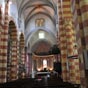 L'église surprend par la juxtaposition d'une vaste nef romano-gothique et d'un coeur de modestes dimensions, de construction plus récente. La restauration en 1995 n'a pas cherché à atténuer cette diversité