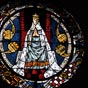 Un vitrail représentant la vierge domine le choeur de l'église de Paulhat