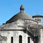 Les toits de l'église Saint-Étienne de la Cité. Cette église romane, des XIe et XIIe siècles, était coiffée de quatre coupoles, et fut ruinée par les Huguenots en 1577. De fait, il n'en reste plus aujourd'hui que les deux travées orientales.