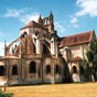 Abbaye de Montierneuf : Elle fut bâtie entre 1070 et 1096 hors de la muraille romaine, à proximité du Poitiers médiéval, se fortifia seulement au XVe siècle, et un bourg naquit ainsi, à l'intérieur de la muraille d'Aliénor d'Aquitaine, construite au XIIe 