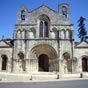 Pons : Eglise Saint-Savinien. Elle fut d'abord une simple chapelle bâtie en dehors de la ville. Elle a été promue au rang de paroisse durant le XIIème siècle.  L'église Saint Vivien était une possession des moines de Saint Florent (près de Saumur), et les