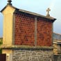 Hórrero : C'est un grenier typique du nord-ouest de la péninsule ibérique (principalement la Galice , les Asturies et le nord du Portugal ), construit en bois ou en pierre, soulevé du sol par des piliers pour empêcher l'accès par les rongeurs.