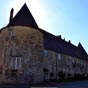 Façade nord du château de Prémery. Sous un comble élevé, cette façade a été extrêmement remaniée au cours des siècles, on note la présence de quelques moulures encadrant les baies du XVIe siècle. Le côté est du premier étage contient encore une partie du 