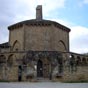 Santa Maria d'Eunate est hors chemin. C'est une chapelle du XIIe siècle, de forme octogonale, située sur le chemin d'Arles.