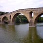 Le pont des pèlerins, long de 110 m. enjambe le rio Arga, un affluent de l'Èbre. Avec ses six arches, il a conservé son aspect d’origine, à l’exception de la porte fortifiée, construite postérieurement, où les pèlerins devaient acquitter un péage, et cell
