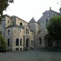 Abbaye bénédictine d'En Calcat. Elle est en réalité double (Sainte Scholastique pour les moniales, Saint-Benoît pour les hommes) et ne date que de 1890.