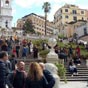 Piazza di Spagna (Place d'Espagne) : Son fameux escalier de la Tinité-des-Monts est célèbre dans le monde entier et constitue un lieu de rencontre privilégié des jeunes Romains. Au pied de l'escalier se trouve la fontana della Barcaccia dont l'auteur serait Pietro Bernini, le père du Bernin.