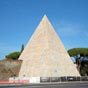 Pyramide Cestia : Le magistrat Caius Cestius mort en 12 av. J.C. ne pouvait imaginer un mausolée  plus original à Rome. Cette pyramide couverte de marbre est le témoignage d'une ère de grandeur qui débuta sous Auguste.