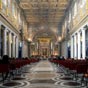 La nef centrale de la basilique Sainte-Marie-Majeure est encadrée par une double rangée de colonnes ioniques. Les caissons du plafond auraient été dorés avec le premier or venu du pérou et offert par les souverains espagnols Ferdinand et Isabelle au pape Alexandre VI (1492-1503). 
