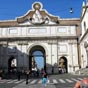 Porta del Popolo (Porte du Peuple) : Elle est percée dans l'enceinte bâtie par l'empereur Aurélien au IIIe s. et correspond à l'antique Porta Flaminia. Pie IV, de 1562 à 1565, fit ériger la façade extérieure. Le blason de sa famille, les Médicis, (autre face) domine l'ensemble.