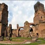 Les Thermes de Caracalla, édifiés en 212, sont situées au pied de la colline de l'Aventin. Ces imposantes ruines nous permettent de découvrir les vestiges de ce qui fut l'un des plus grands et plus riches établissements thermaux de l'emire romain, pouvant accueillir 1 600 baigneurs à la fois, soit plus de 6 000 personnes par jour.