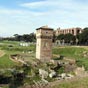 Circus Maximus : Aménagé dans la vallée qui sépare le Palatin de l'Aventin, il fut le plus vaste cirque de Rome. Réservé aux courses de chars, il attira les foules comme nul autre lieu de spectacle.