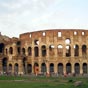 Le Colisée est le plus grand amphithéâtre édifié. Avec ses 187 mètres de long, 155 mètres de large et 50 mètres de hauteur, le Colisée pouvait accueillir 55 000 spectateurs avides de spectacles tels que combats d'animaux ou de gladiateurs et peut-être même des batailles navales ! 